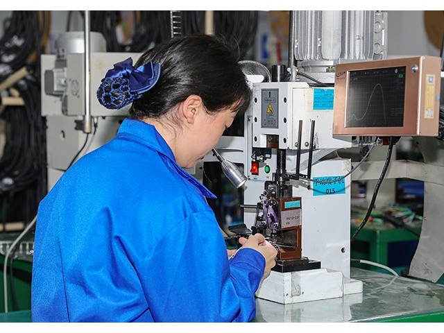 線束壓接工藝全解析：如何保障 0.01Ω 超低接觸電阻？